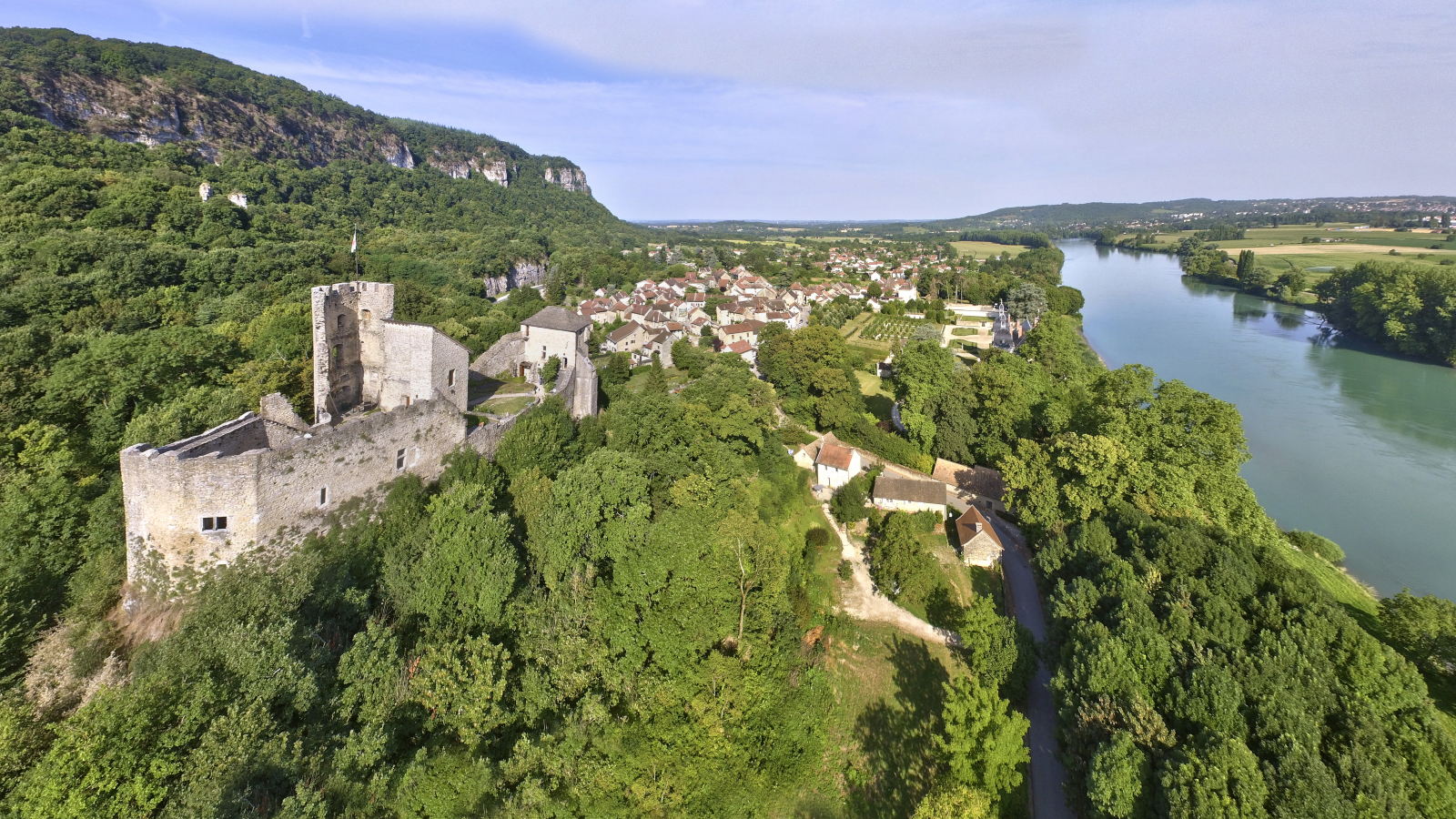 Vue aérienne de Vertrieu, cité médiévale - Balcons du Dauphiné - Nord-Isère - à moins d'une heure de Lyon