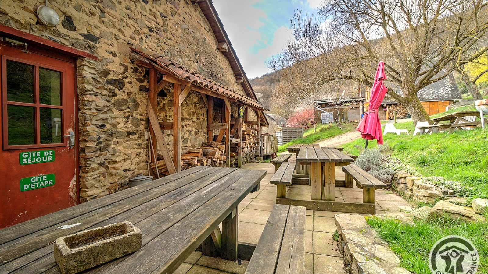 Grand gîte - 32 personnes 'L'Étape Cavalière' à Beaujeu - dans le Beaujolais - Rhône : la terrasse privative.