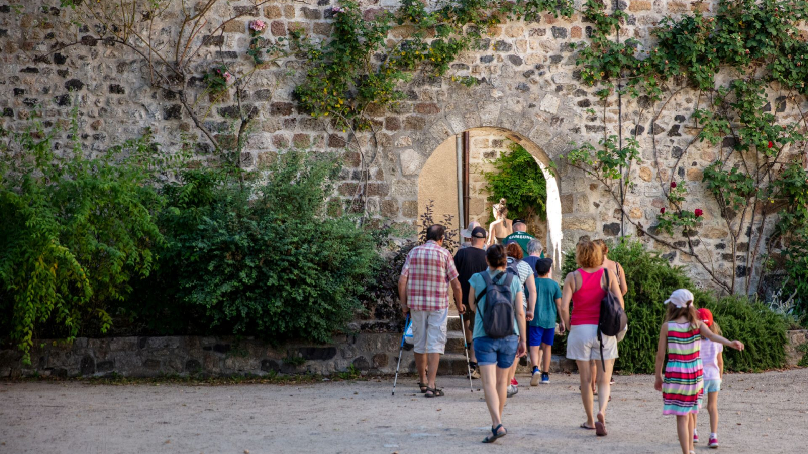 Thueyts - visite du village et passage dans la cour du Château de Blou ©sourcesetvolcans