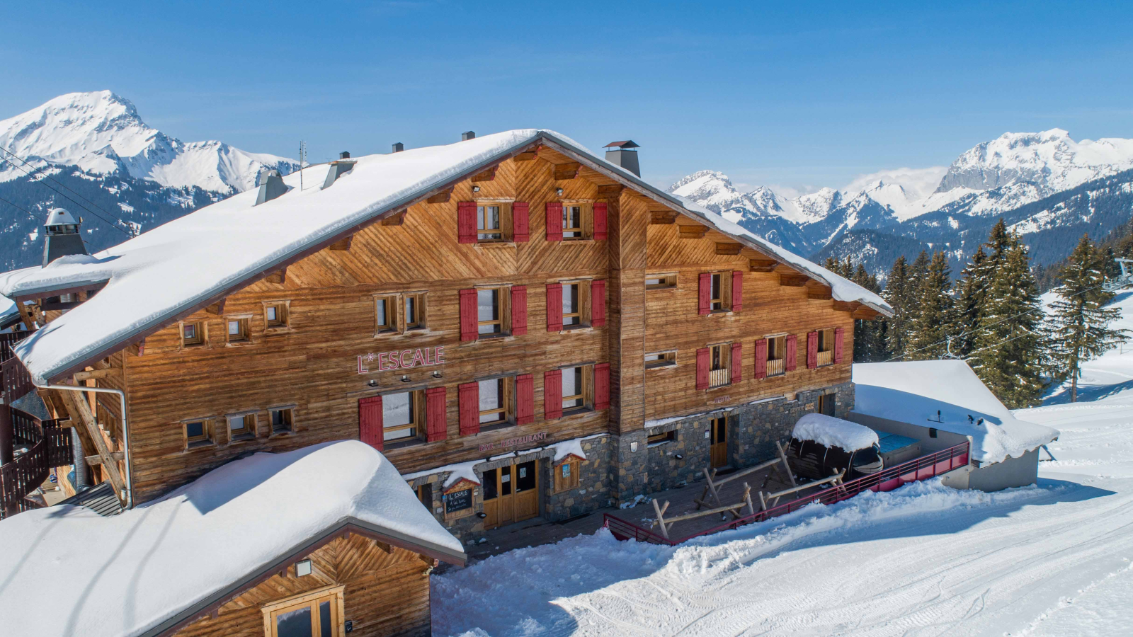 Façade de l'hôtel en hiver