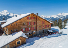 Façade de l'hôtel en hiver