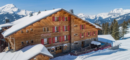 Façade de l'hôtel en hiver