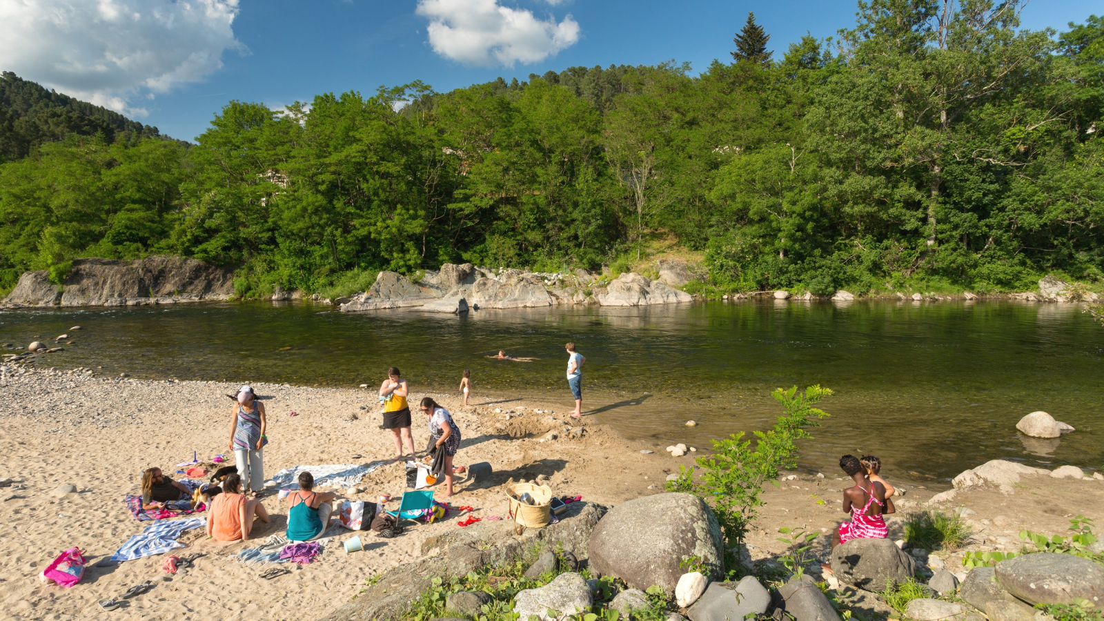 Plage de sable au bord de l'Ardèche au centre de Lalevade