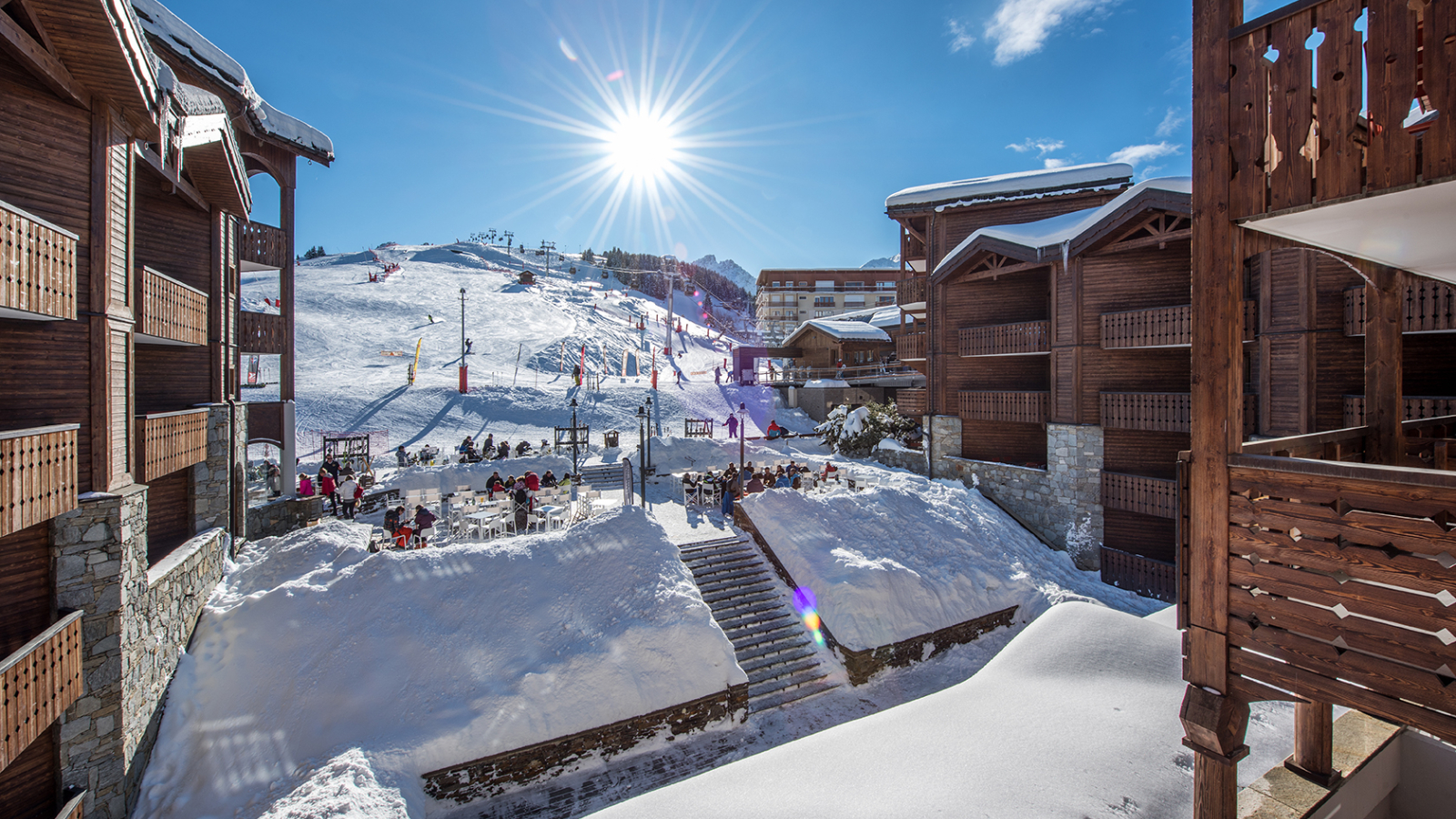 Vue des pistes et de la terrasse depuis l'hôtel 