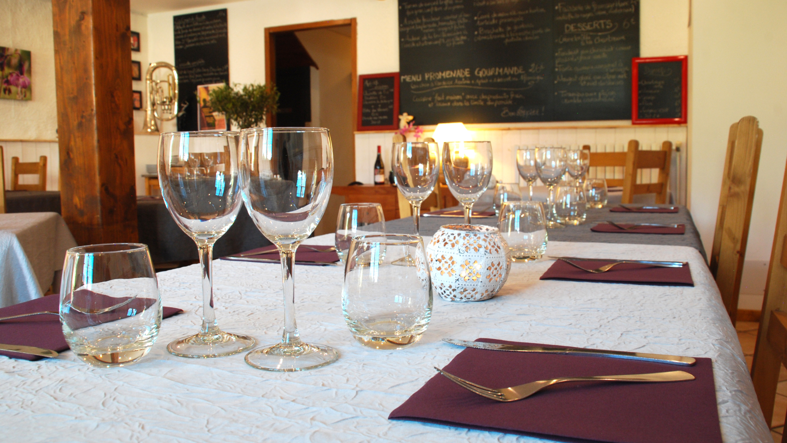 Table dressée en intérieur