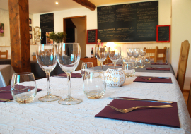 Table dressée en intérieur