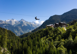 Dans les airs avec la tyrolienne