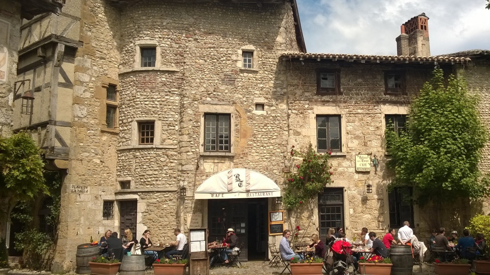 Vue façade depuis la place