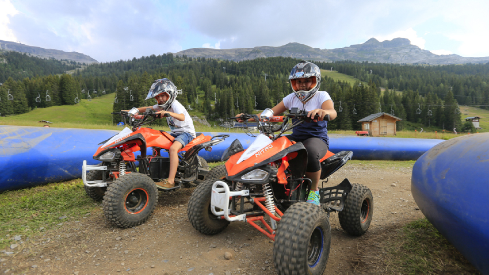 Enfants sur circuit de quad sécurisé