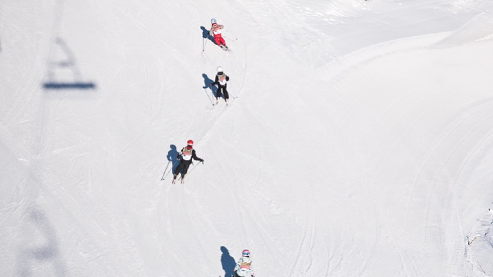 Cours de ski dévalant la pente