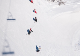 Cours de ski dévalant la pente