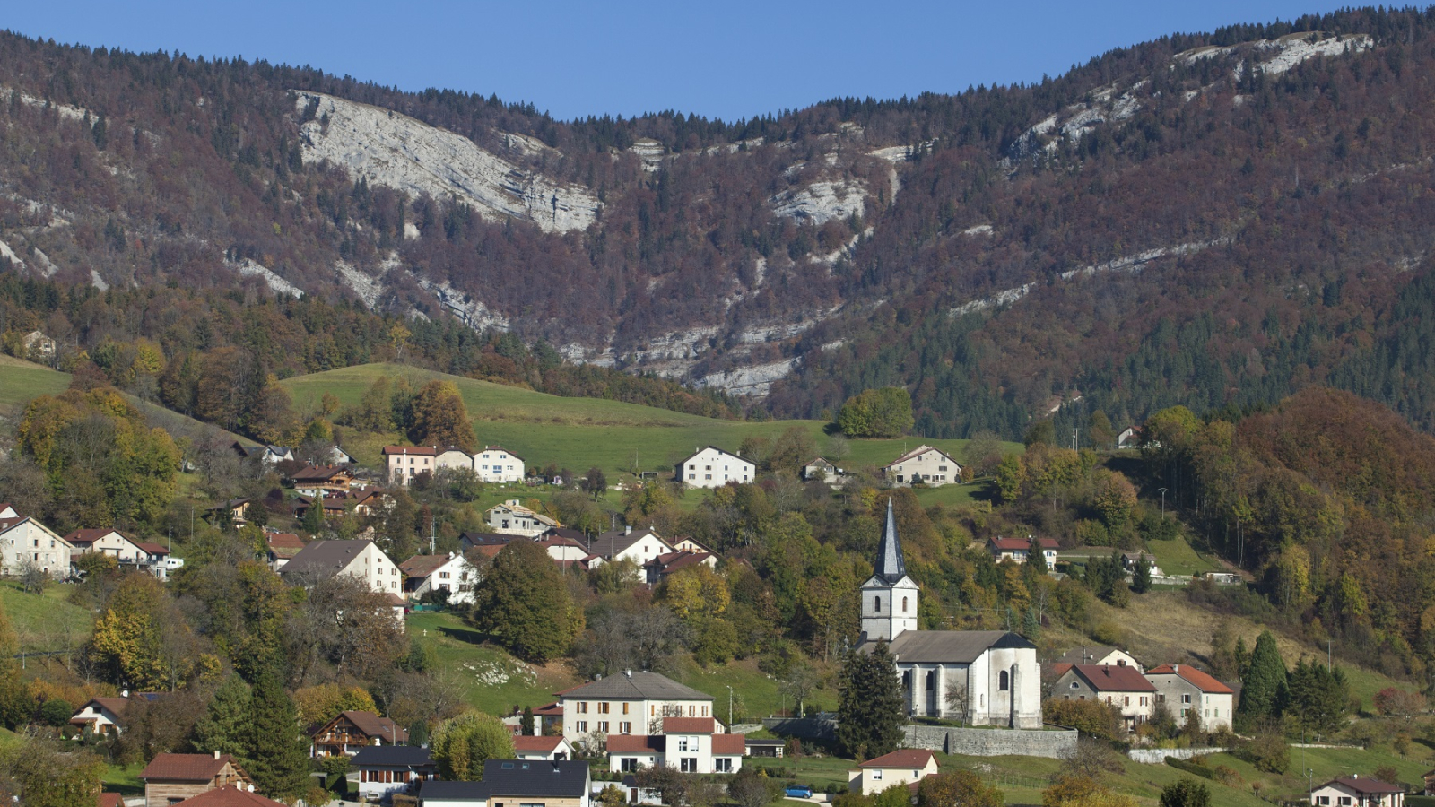 Vue sur le village de Chamfromier