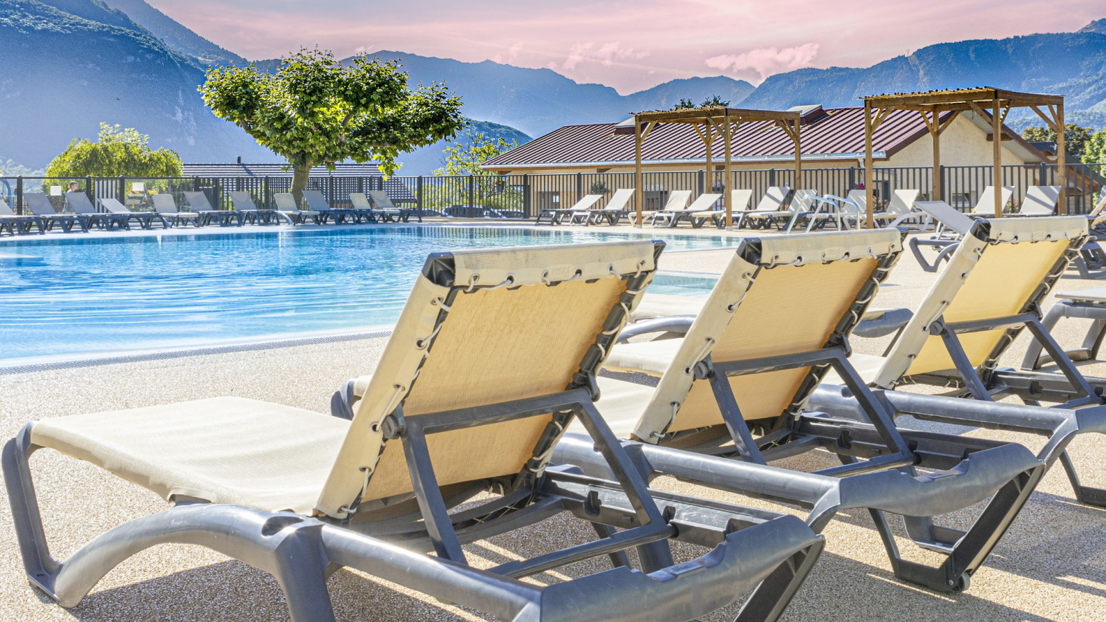 swimming pool deckchairs Campsite L'Idéal