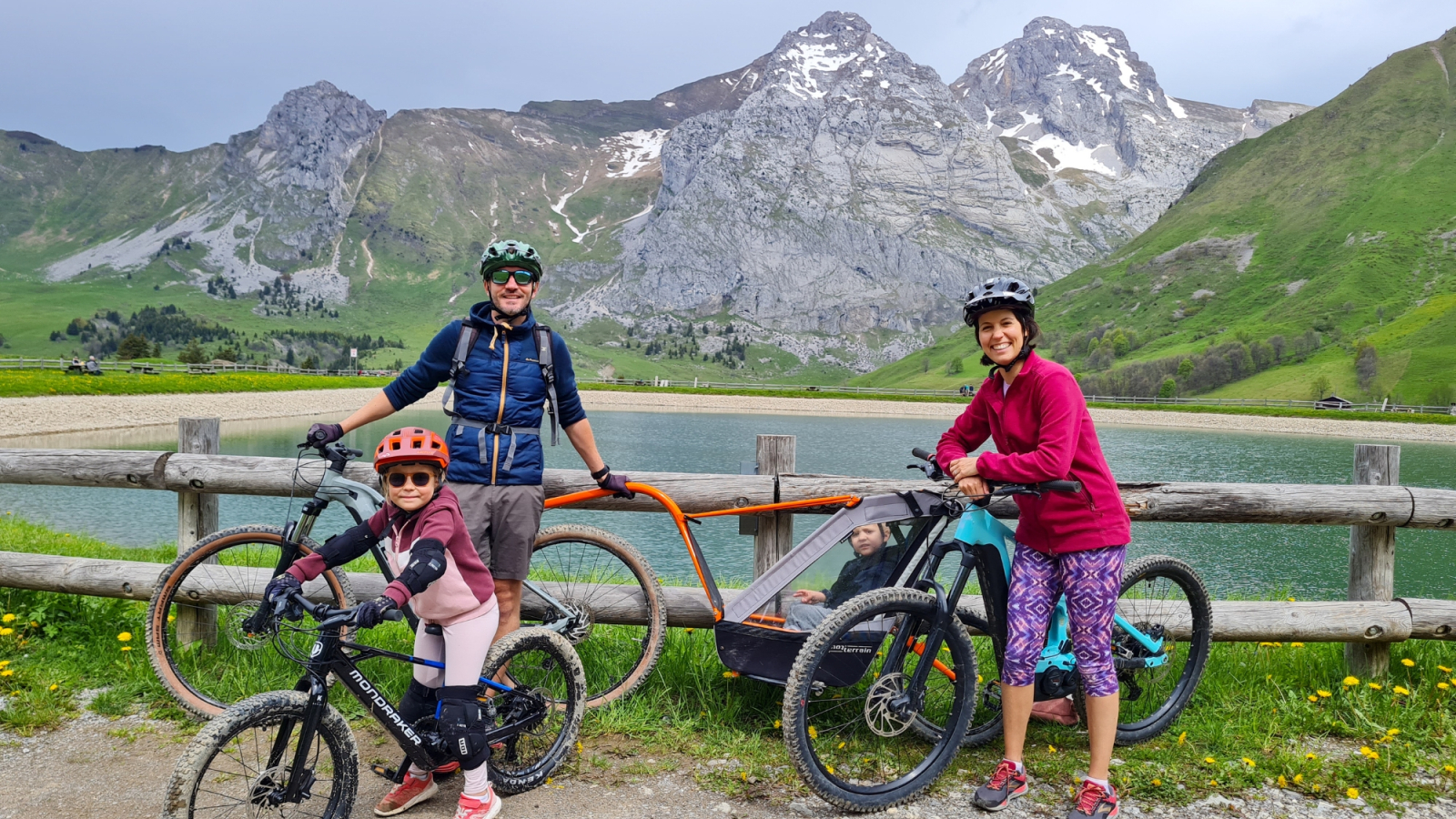 Pack famille VTT électrique : sortie privée en famille avec chariote bébéncadrée