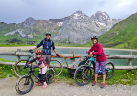 Pack famille VTT électrique : sortie privée en famille avec chariote bébéncadrée