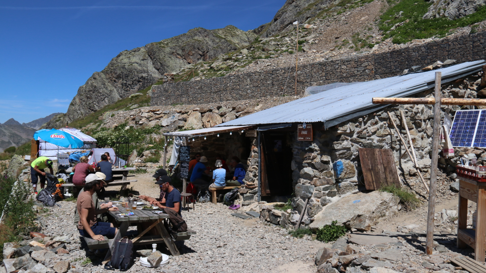 Possibilité de faire une halte pour manger des produits locaux au Refuge de la Fare