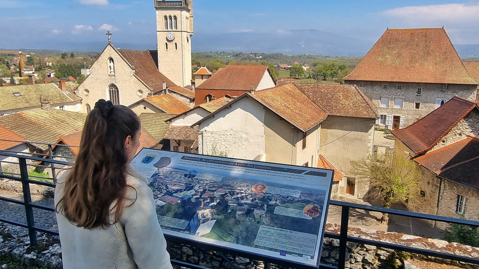 Vue sur l'église depuis le pied de la tour médiévale - Morestel - Balcons du Dauphiné