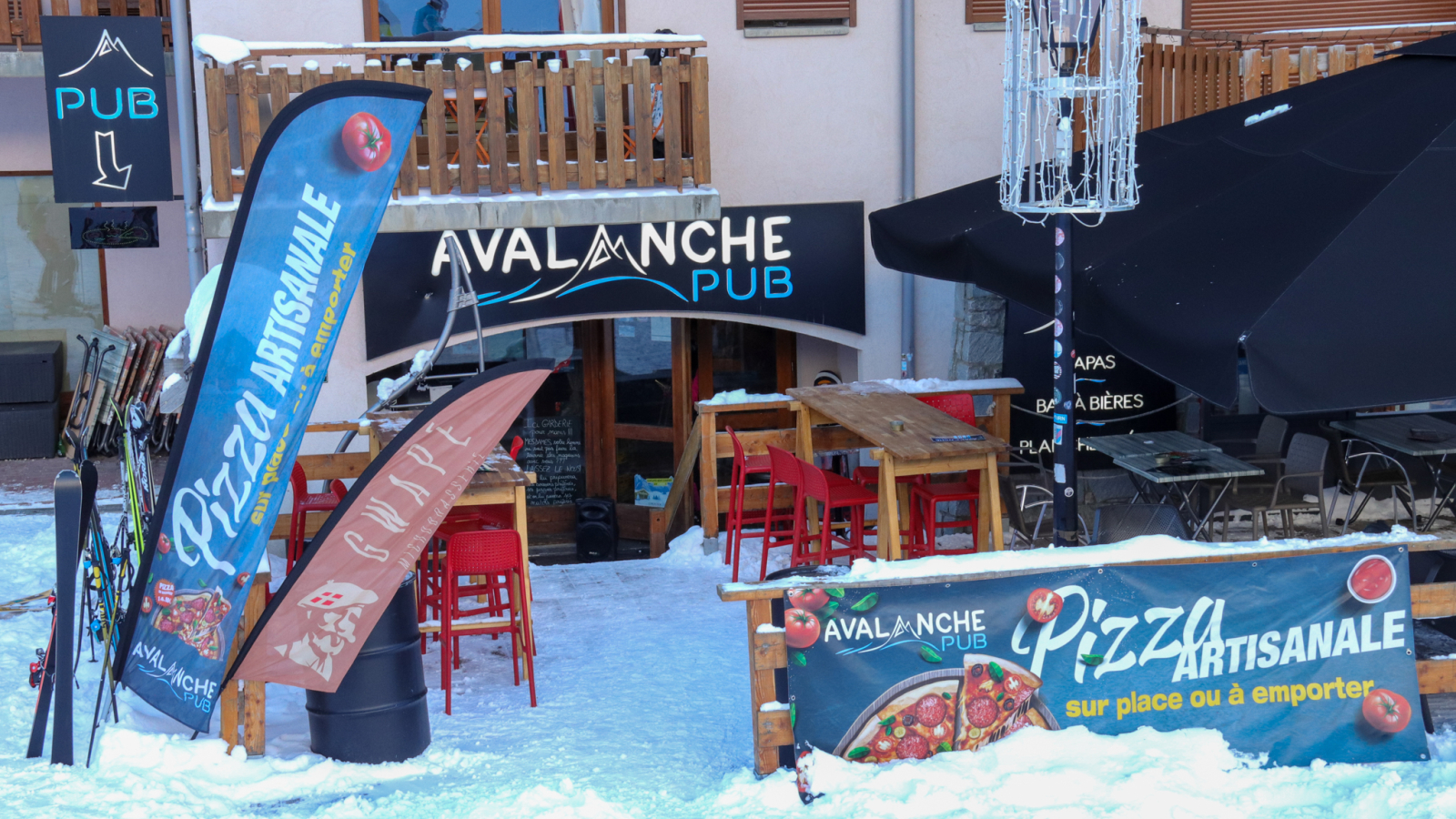 Devanture de l'Avalanche Pub depuis le front de neige de Valmeinier 1800