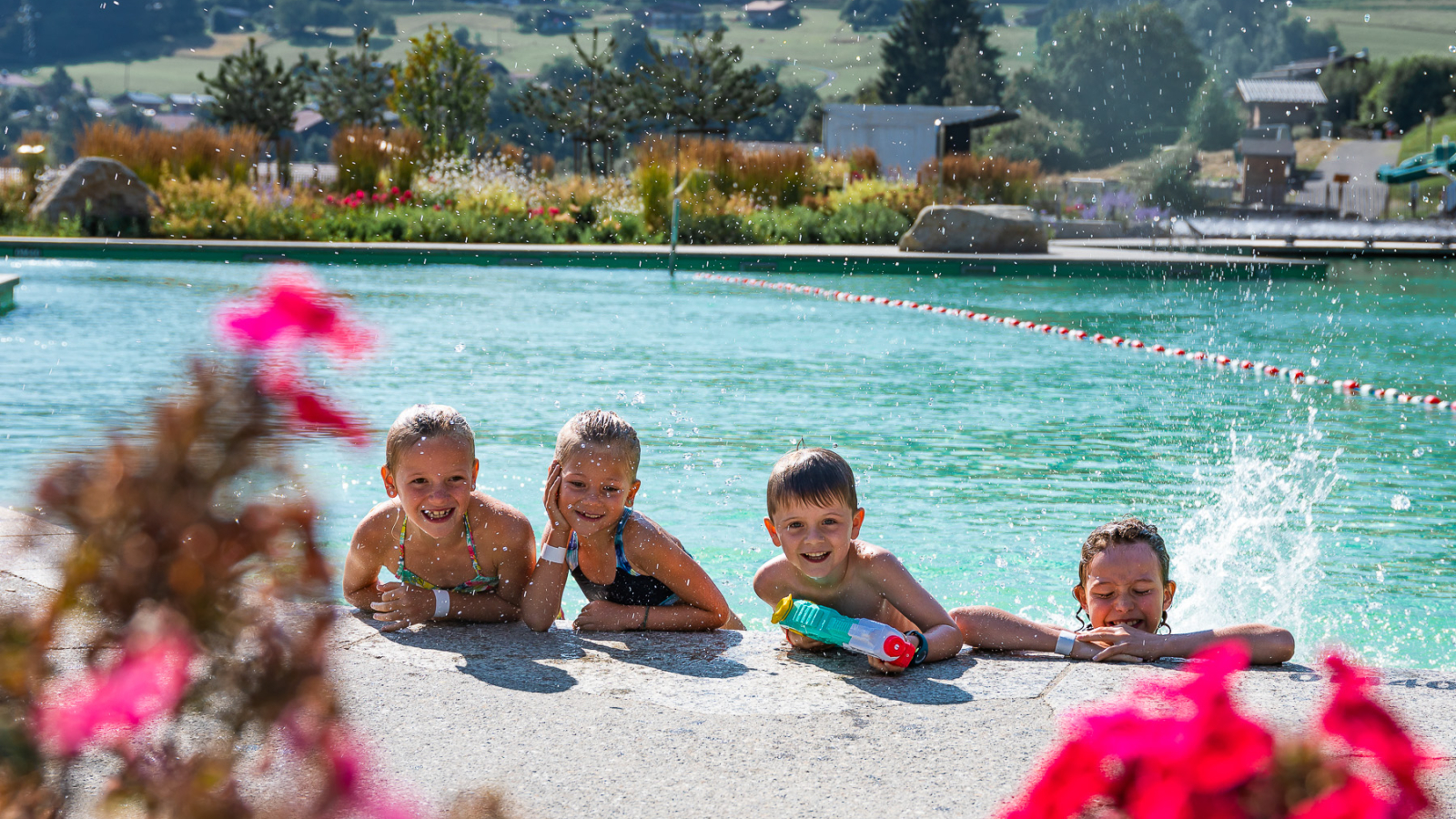 groupe d'enfants au bord de l'eau