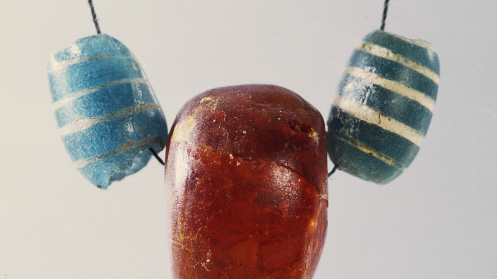 Crée ton collier préhistorique au musée d'archéologie de Val Cenis