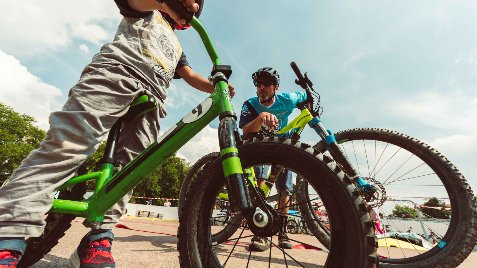 Quelques enfants embarqués sur leurs petits vélos s'apprêtent à suivre le stage