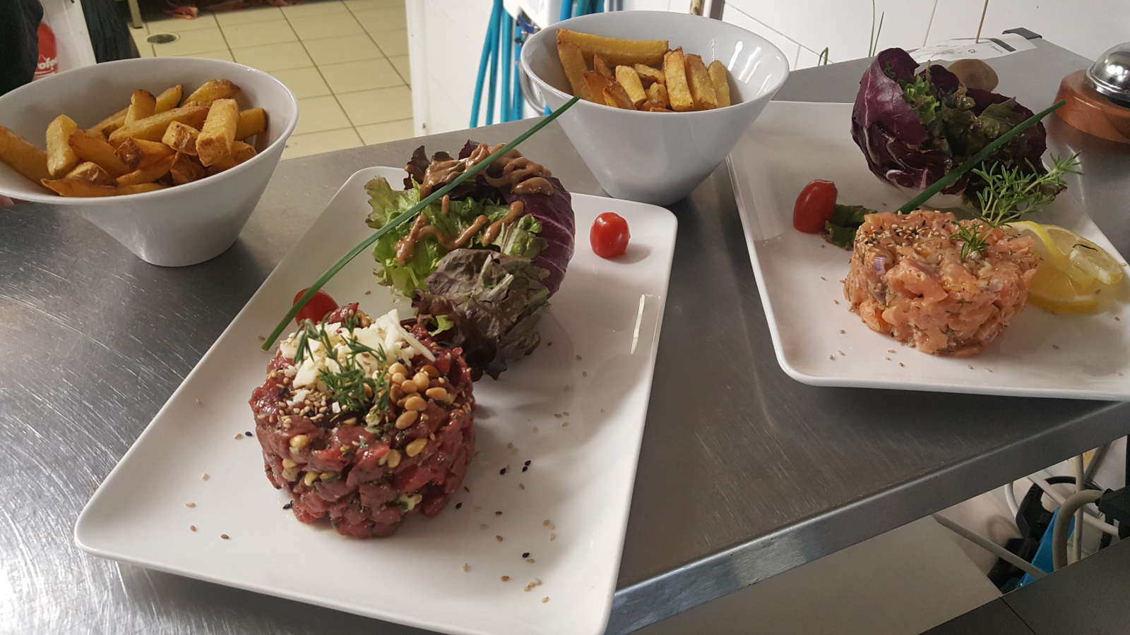 Tartare de Boeuf ,Tartare de Saumon et frites maison - Le Bistrot des saveurs - restaurant à proximité de Viarhôna - Arandon - Passins - Balcons du Dauphiné - Nord-Isère - à moins d'une heure de Lyon