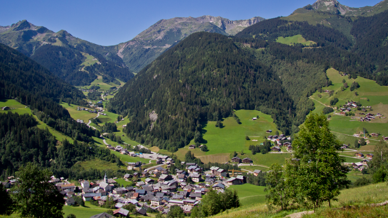 Arêches en été avec le Col de la Bâthie en fond