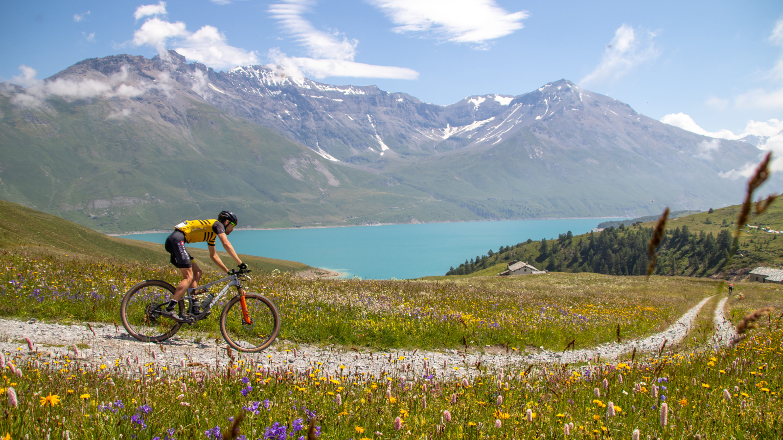 Competitor around Lac du Mont Cenis