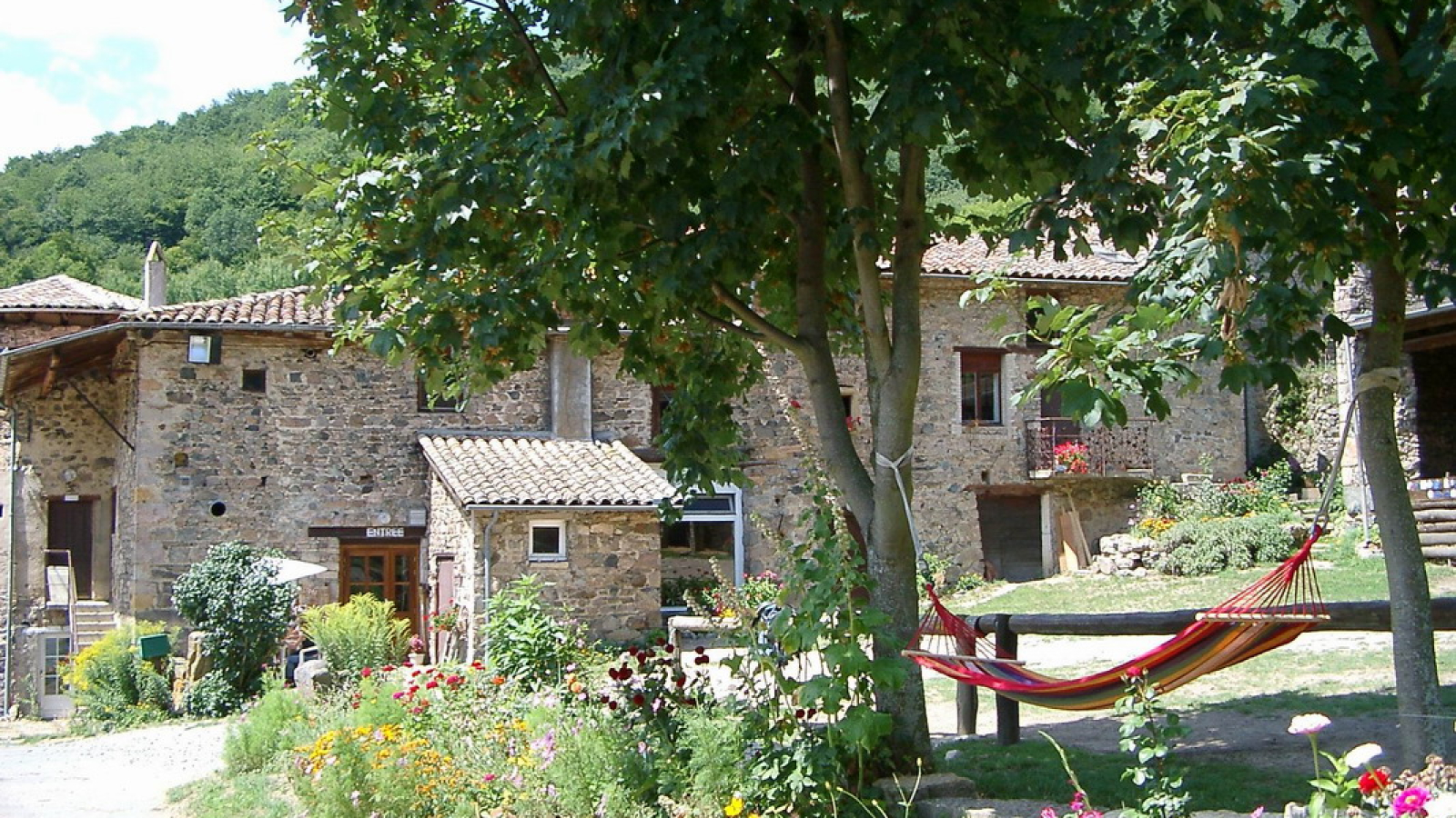 Grand gîte - 32 personnes 'L'Étape Cavalière' à Beaujeu - dans le Beaujolais - Rhône : cour commune avec l'auberge.