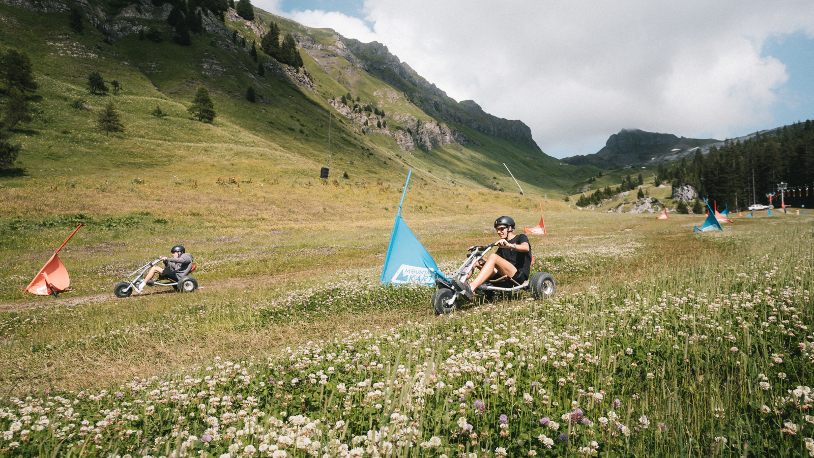 Descente en kart sur deux parcours ponctués de virages en slalom