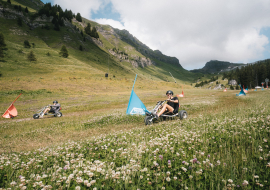 Descente en kart sur deux parcours ponctués de virages en slalom