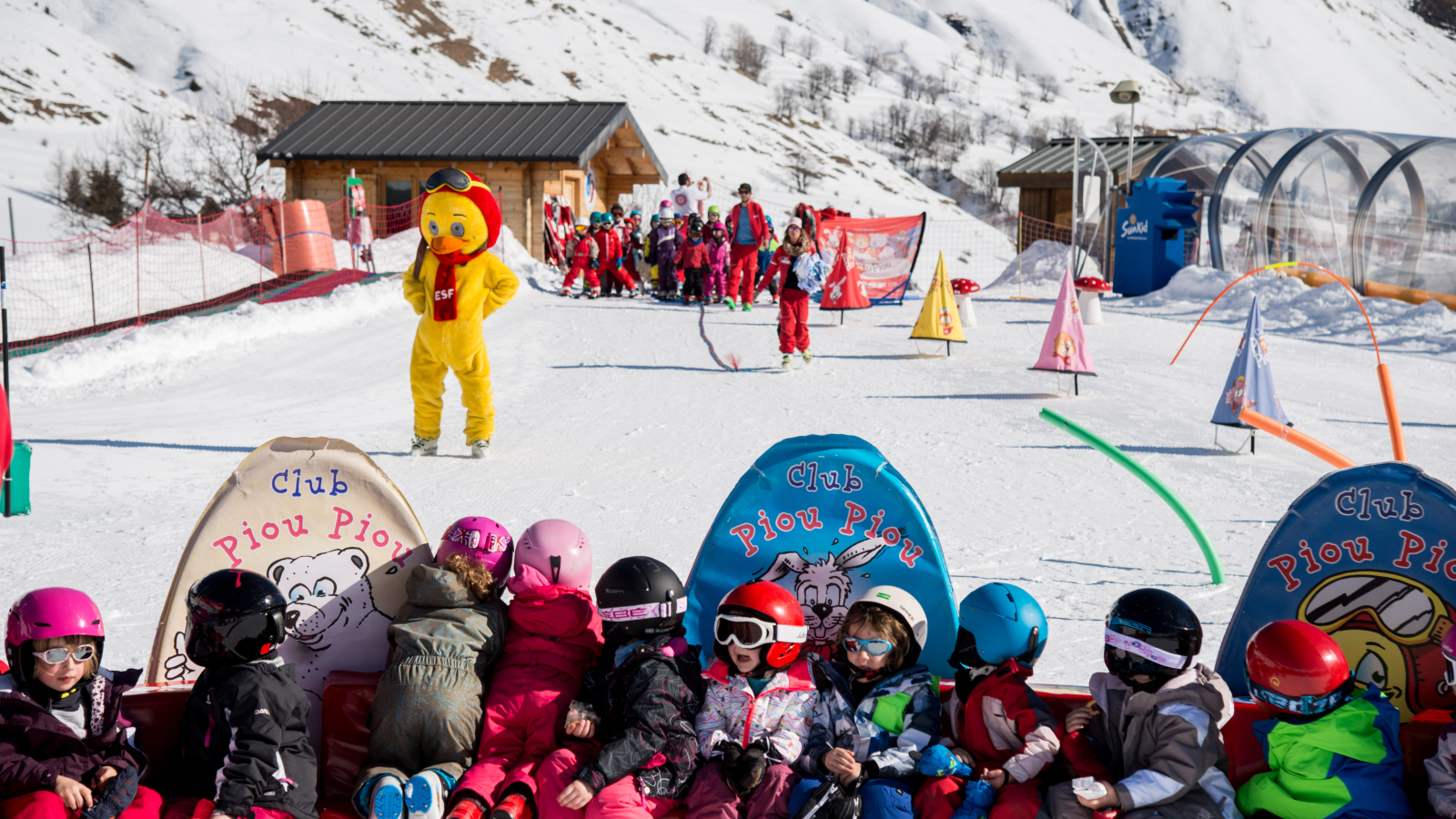 Enfants au ski avec la mascotte Piou Piou