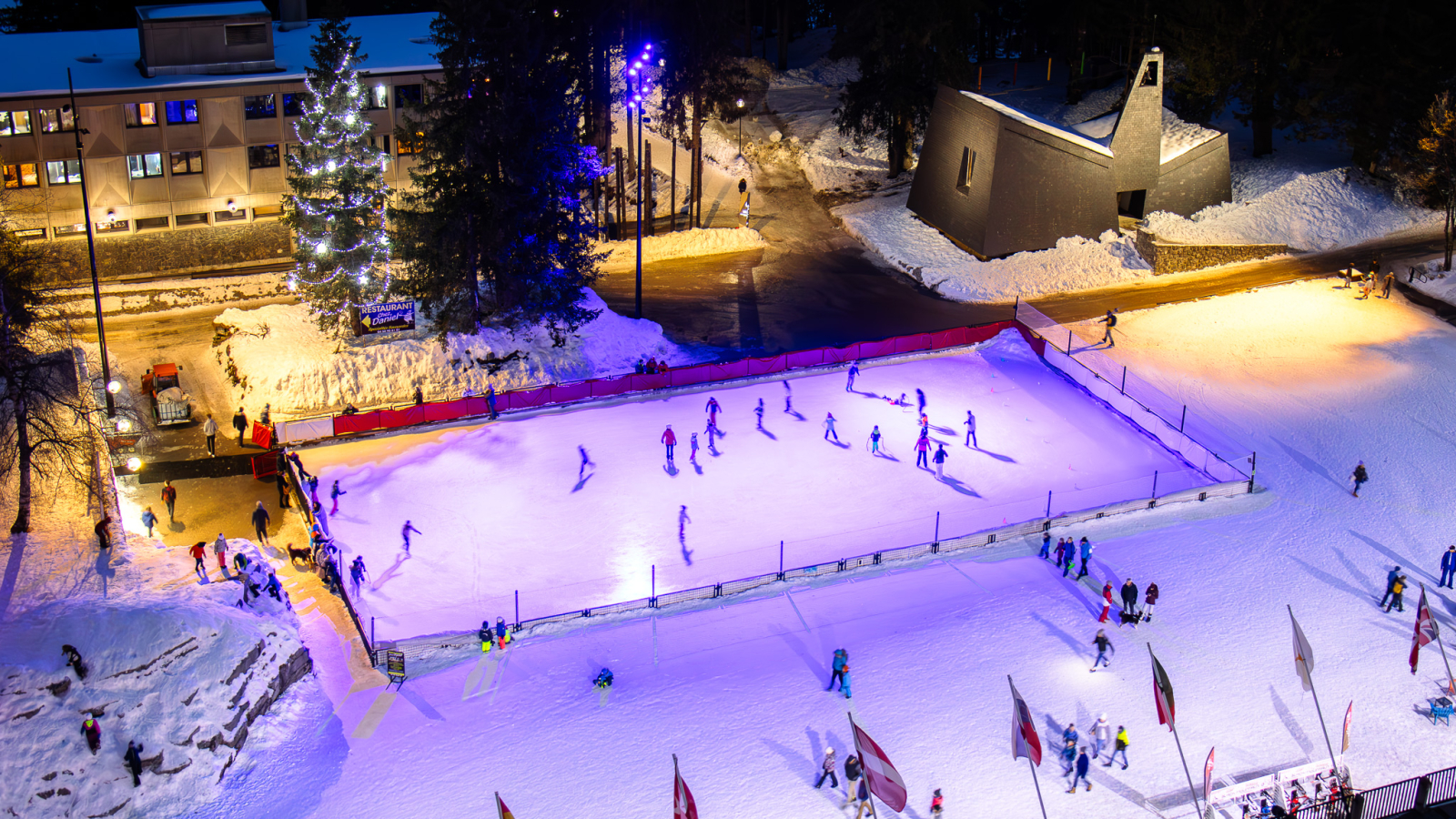 Patinoire vue depuis le haut à la nuit tombée