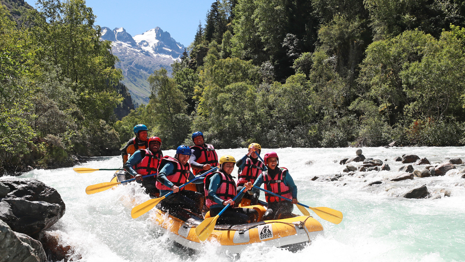 Rapide sur le veneon avec glacier des fetoule en arriere plan