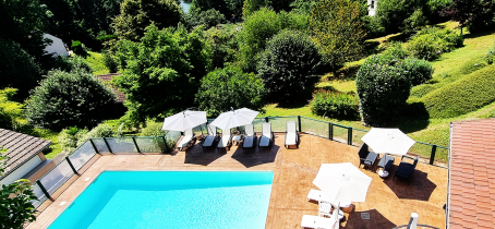 Vue sur la piscine et le lac