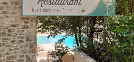 Entrée du resturant avec la piscine