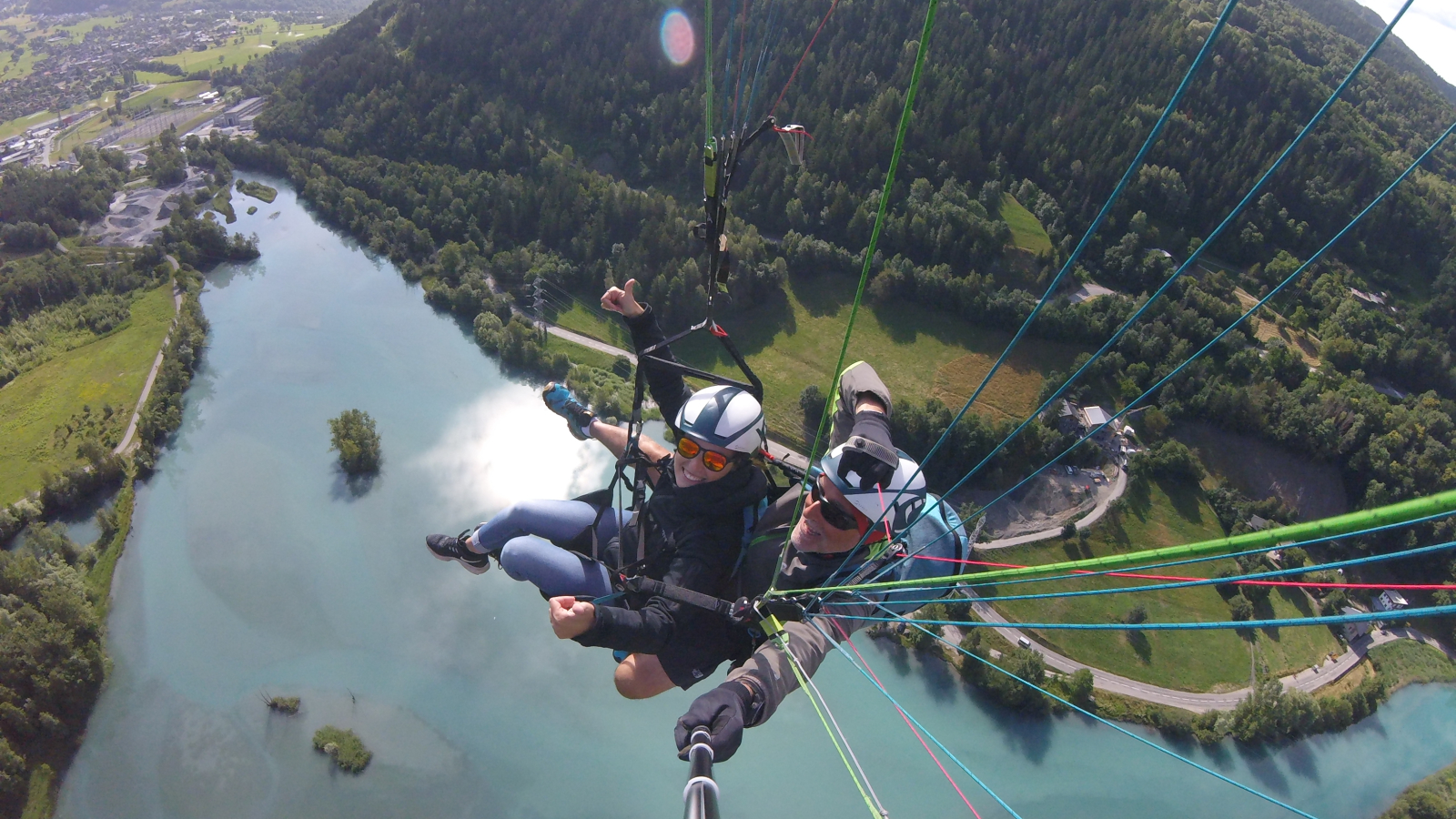 vol en parapente dans la vallée