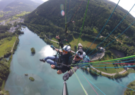 vol en parapente dans la vallée