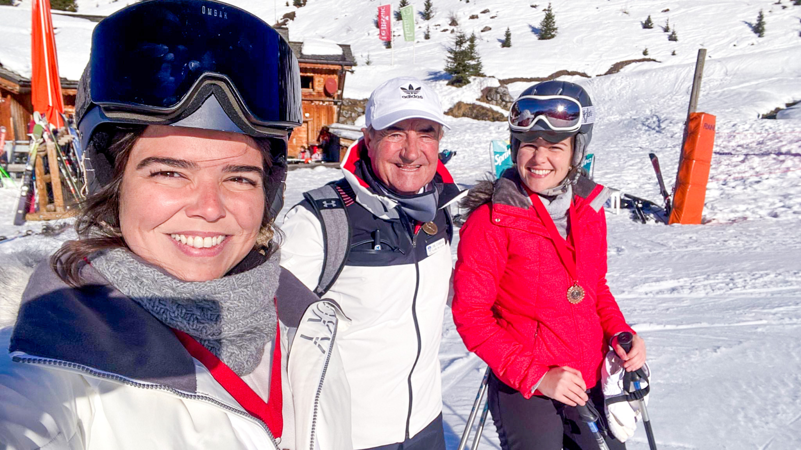 Alpine skiing lessons in small groups