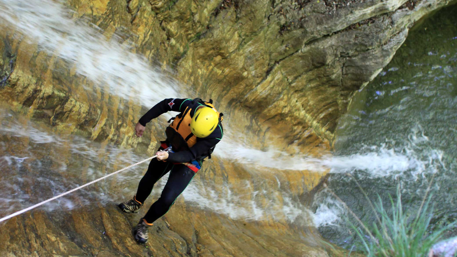 Descente en rappel de rivière en cascade