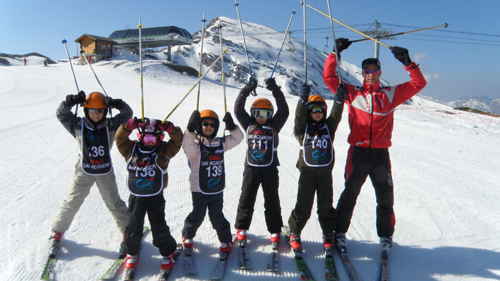 Moniteur avec groupe d'enfants