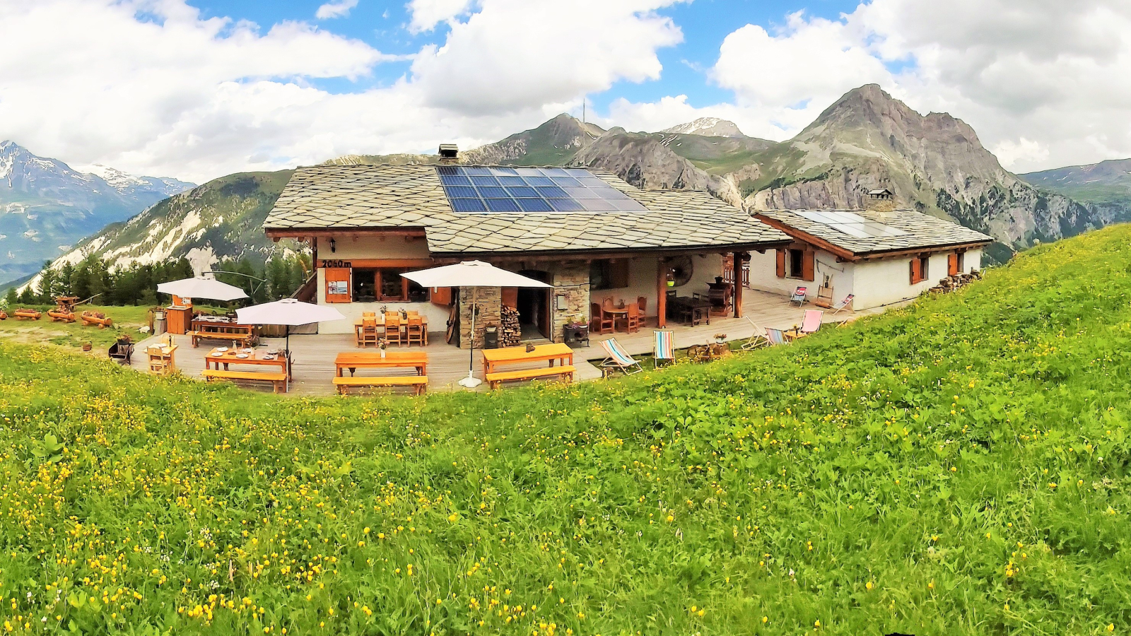 Le refuge et sa vue panoramique sur la Haute Maurienne