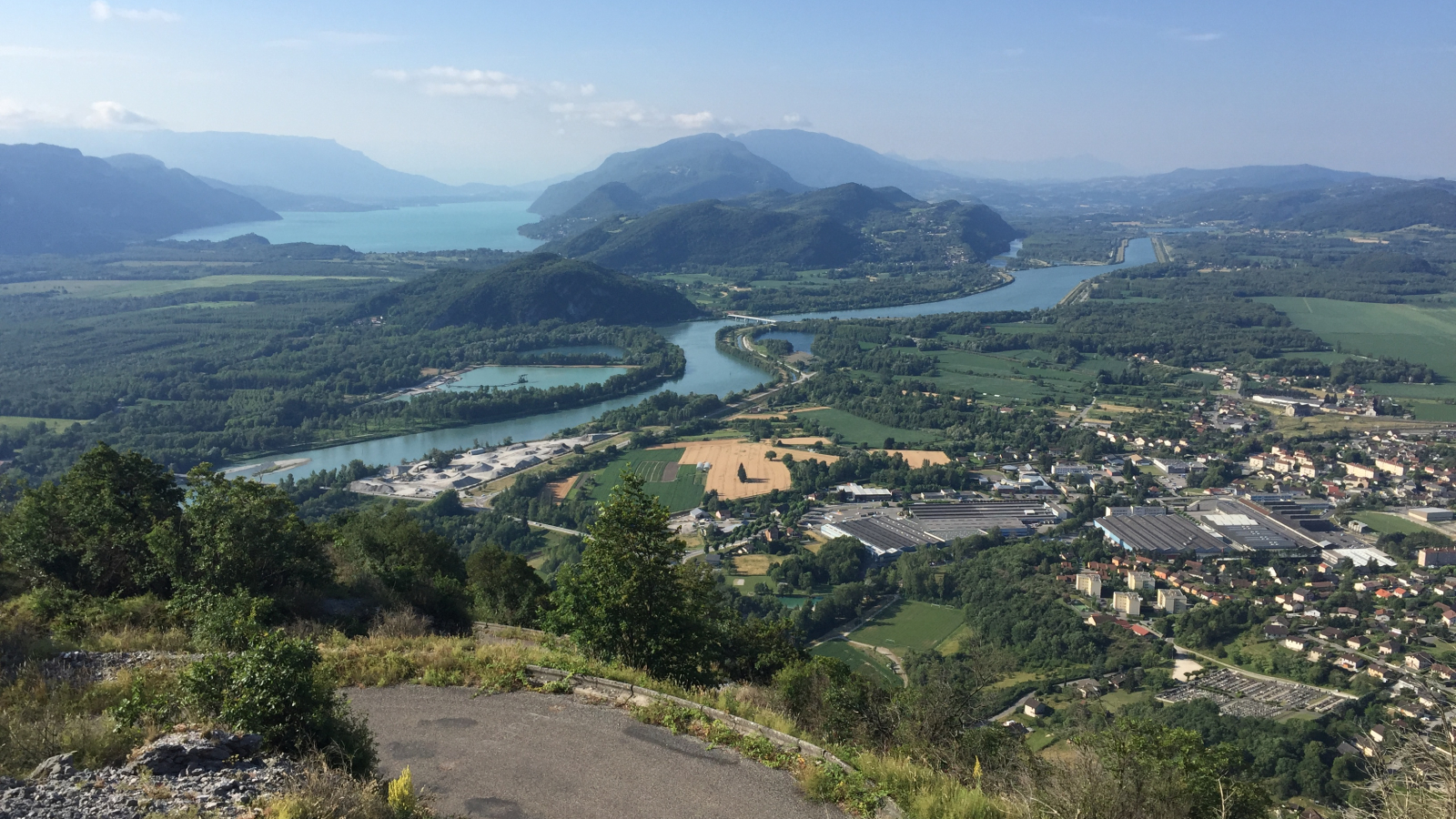 Vue sur le lac du Bourget, le Rhone depuis les lacets du Grand Colombier