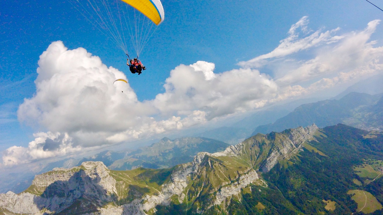 K2 parapente vue montagnes et nuages