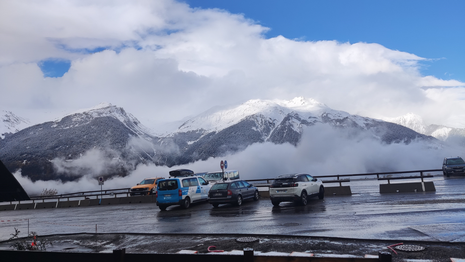 Parking en face de l'établissement