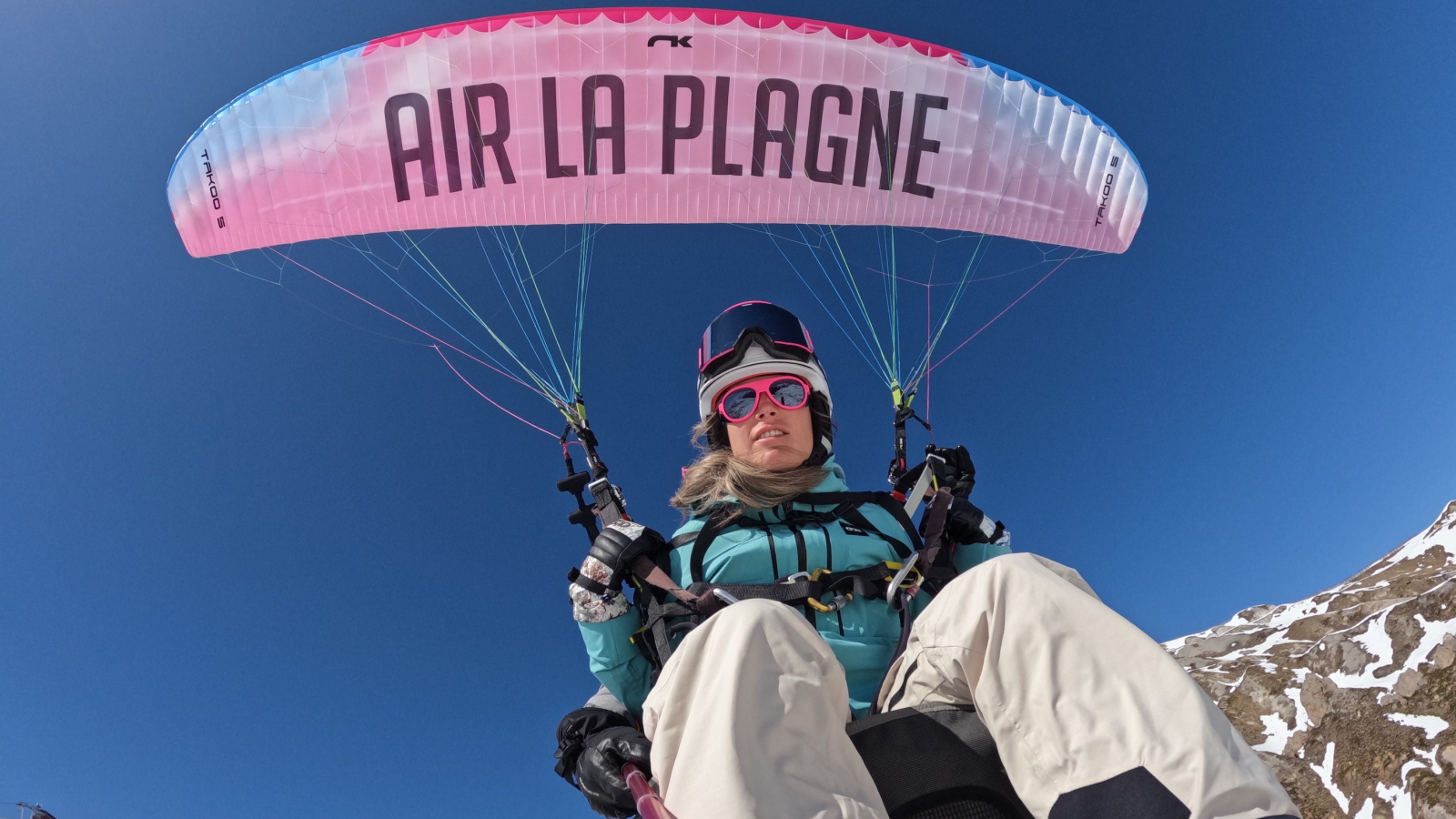 une passagère en vol parapente biplace AIR La Plagne