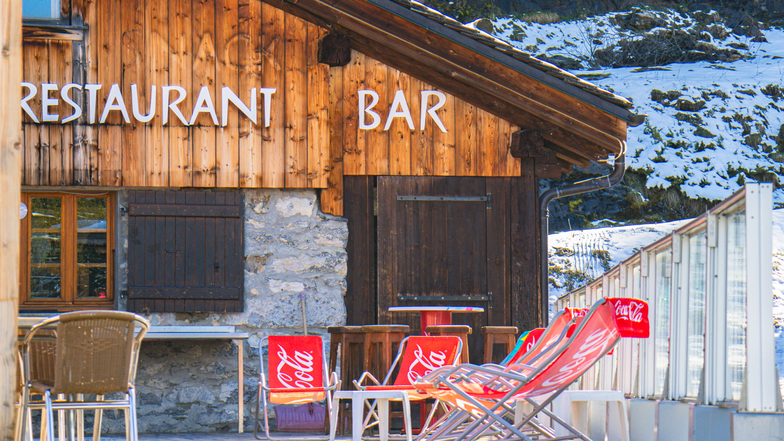 Terrasse avec chaises longues