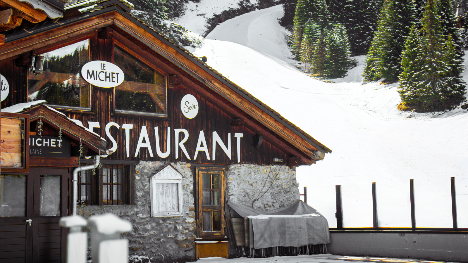 Front of the restaurant at the foot of the slopes