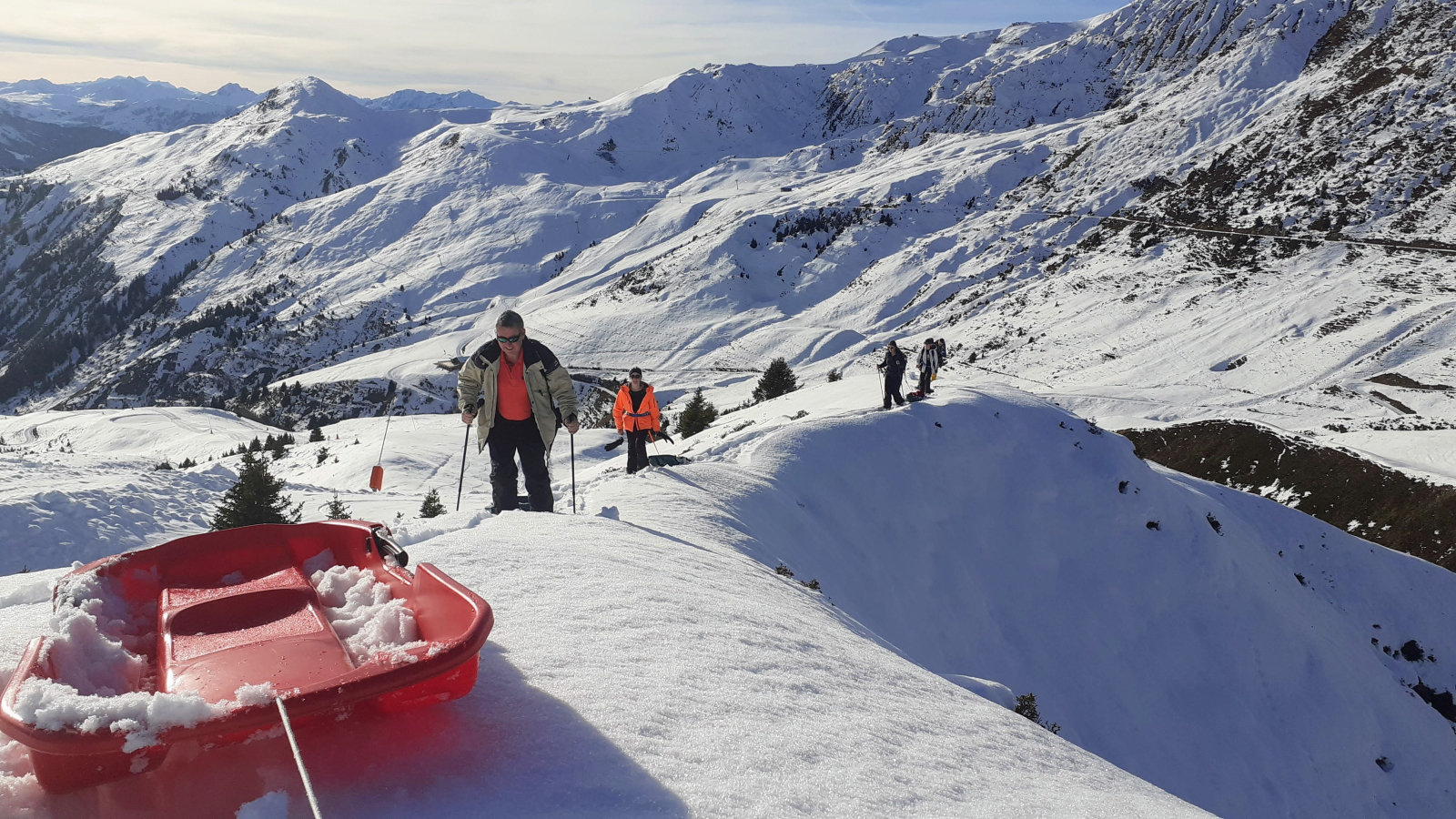 Montée en raquette pour descente en luge