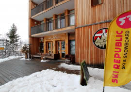 Accès au magasin Ski Republic, situé derrière le Restaurant Lounge, dans la résidence Les 3 Glaciers